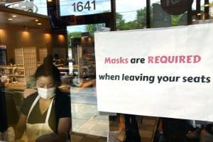 Restaurant with sign requiring masks